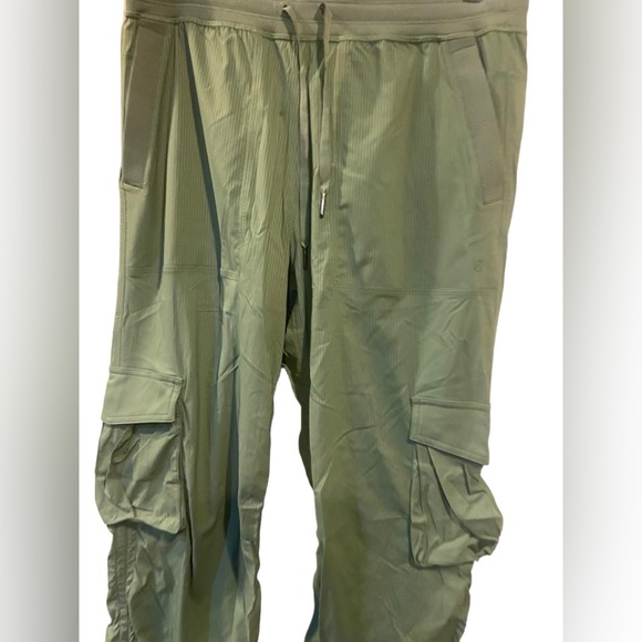 NWT Lululemon dance studio relaxed fit cargo pants Size M - Picture 3 of 5
